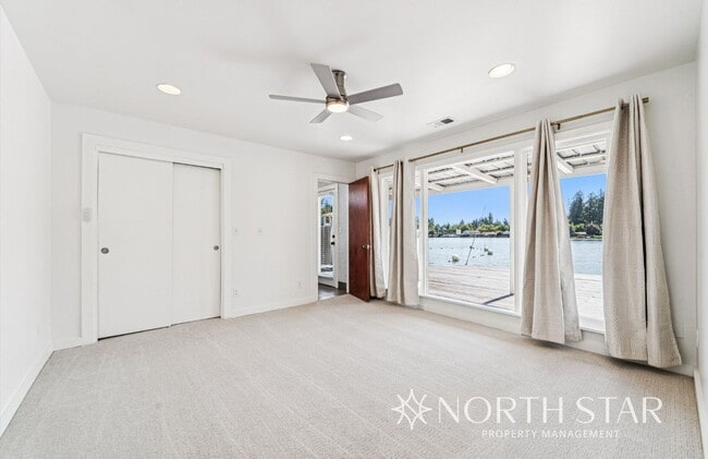 Building Photo - Newly renovated stunning lakefront home.