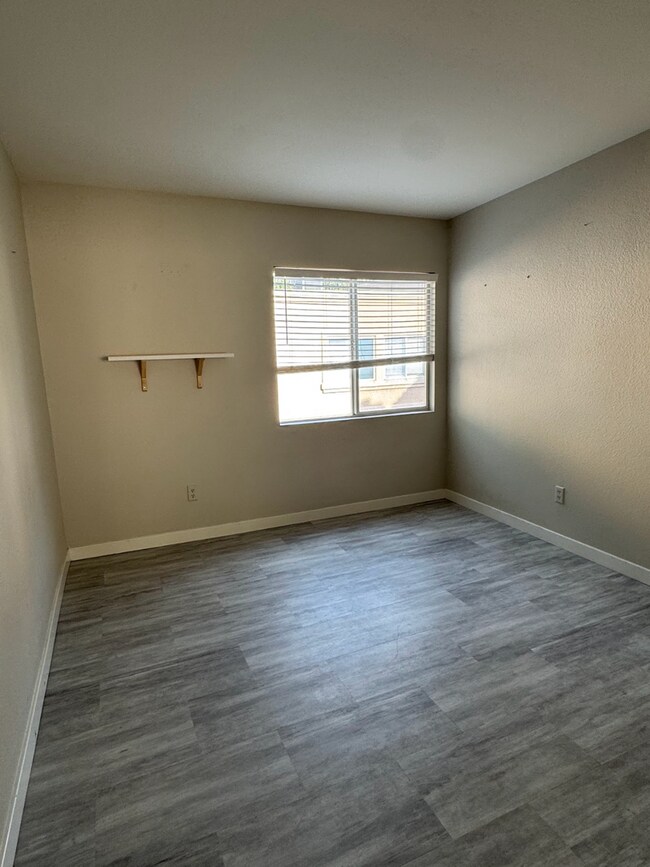Building Photo - Beautiful 2-Bedroom Townhome in Stevenson Ranch!