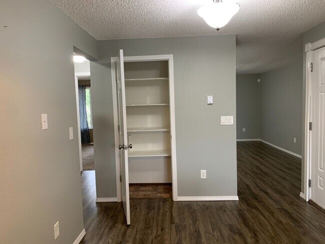 Building Photo - Adorable Ash Street 2bed/1.5ba Condo If moved in by 8/31: First Full Month of Rent FREE.  FREE 42...