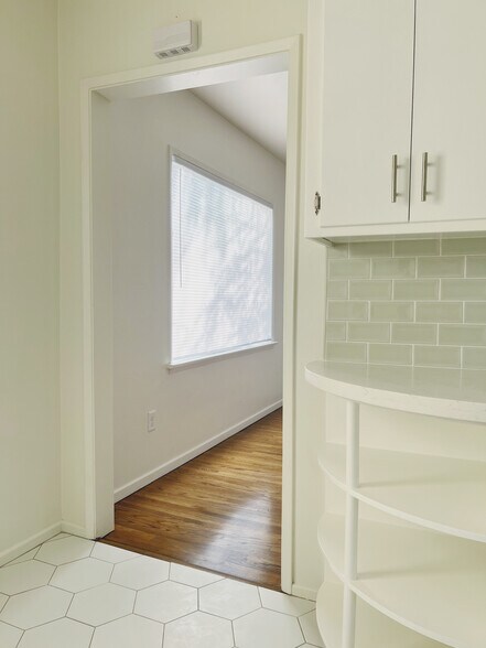 Kitchen - 2500 Drake St