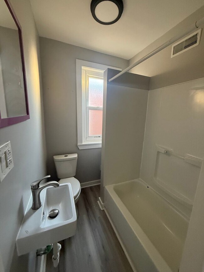 Building Photo - Cozy 3BR Home with 1 Bath – Fully Equipped Kitchen