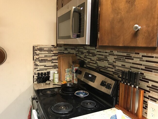 Building Photo - 3 bedroom duplex in North Davis