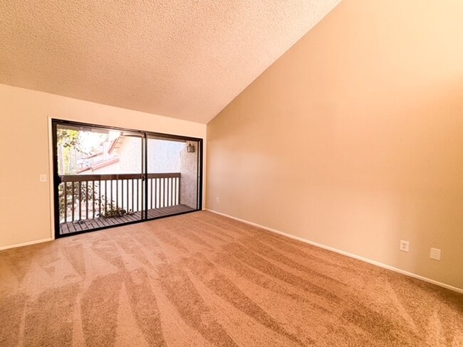 Building Photo - Placentia Lakes 2 bed, 2 bath Townhome for...