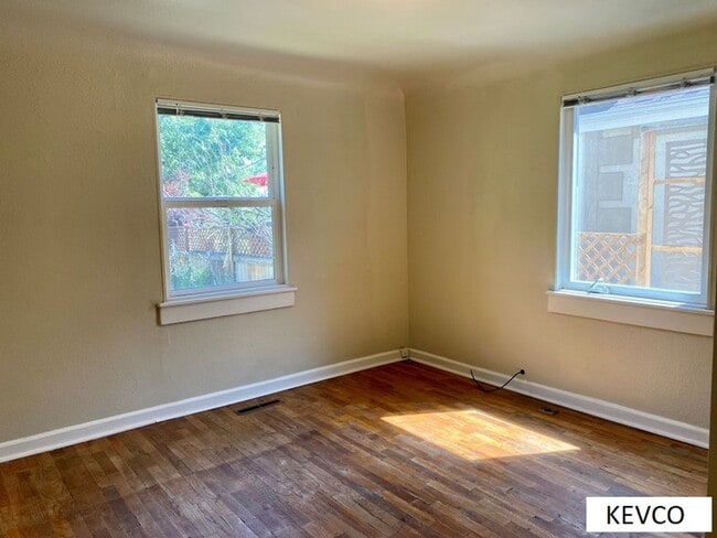 Building Photo - Adorable Two Bedroom House!