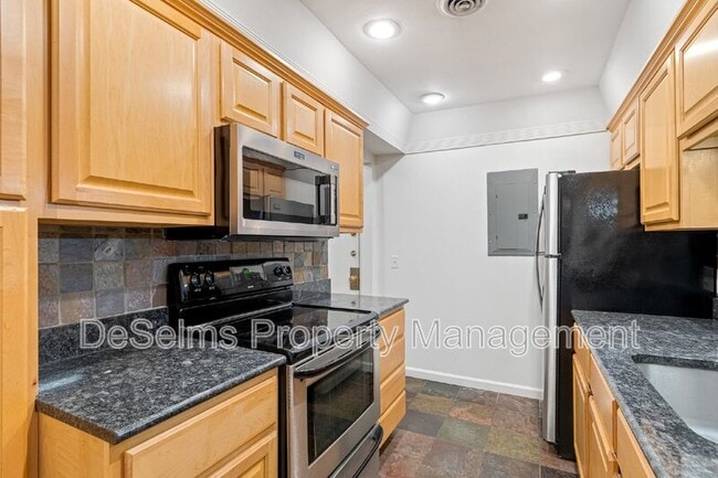 Building Photo - 5025 Hillsboro Pike