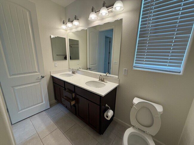 Building Photo - Spacious 3 bed 2.5 bath available in North...