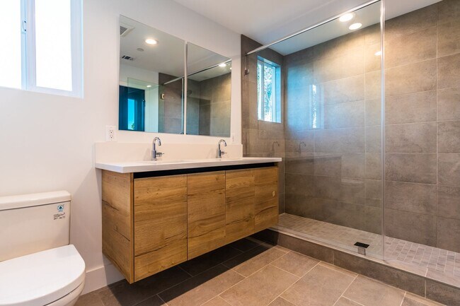 Building Photo - 5016 Pickford St