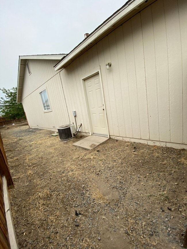 Building Photo - Charming 3 Bedroom