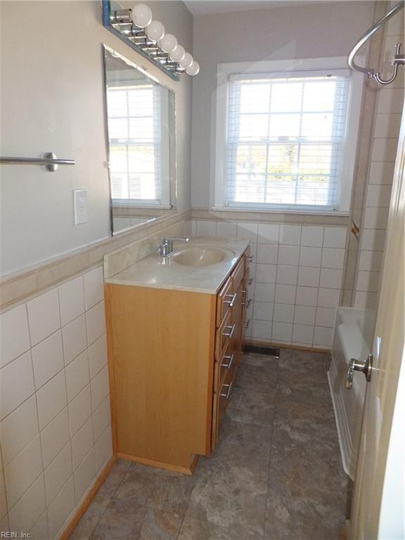 Building Photo - 4420 Clyde St