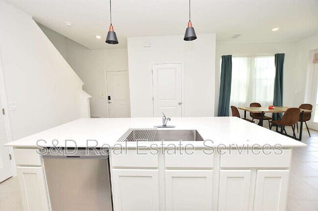 Building Photo - 349 Sol Vis Dr