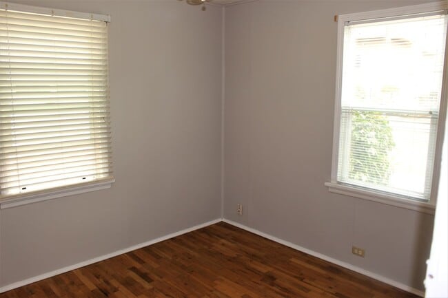 Building Photo - Clean 2 bedroom 1 bath by Columbia River Marina!