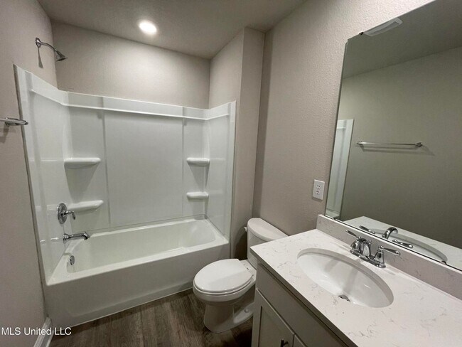Building Photo - Large 4-bedroom home located in the South ...