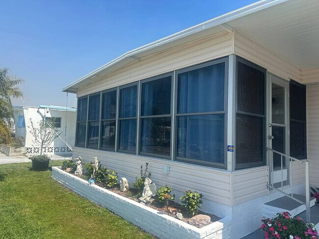 Building Photo - "Charming 2-Bed, 2-Bath Retreat in Nokomis!"