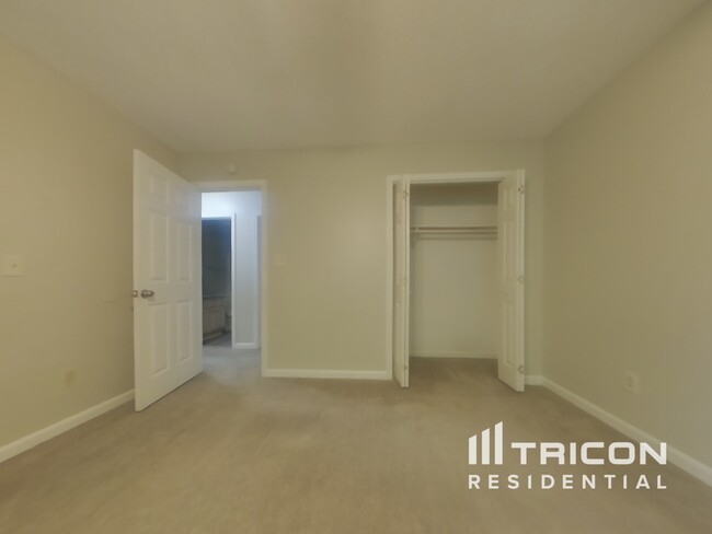 Building Photo - 1221 Lakeview Pkwy