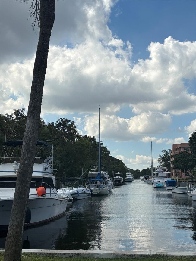 Building Photo - 900 River Reach Dr