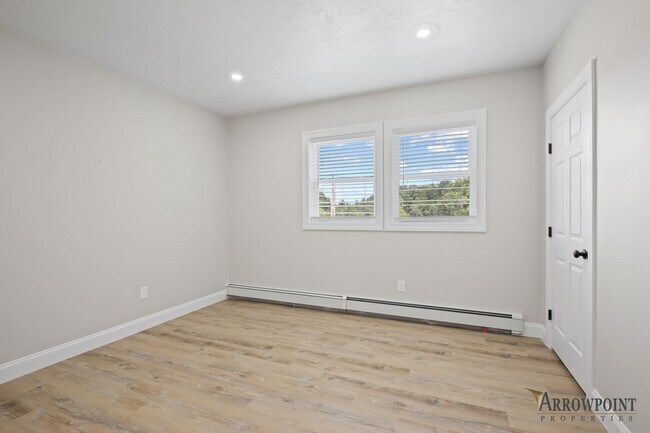 Building Photo - 4 Manor Dr