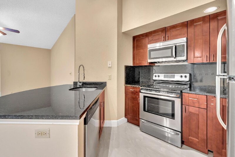 Building Photo - 3370 Pinewalk Dr N