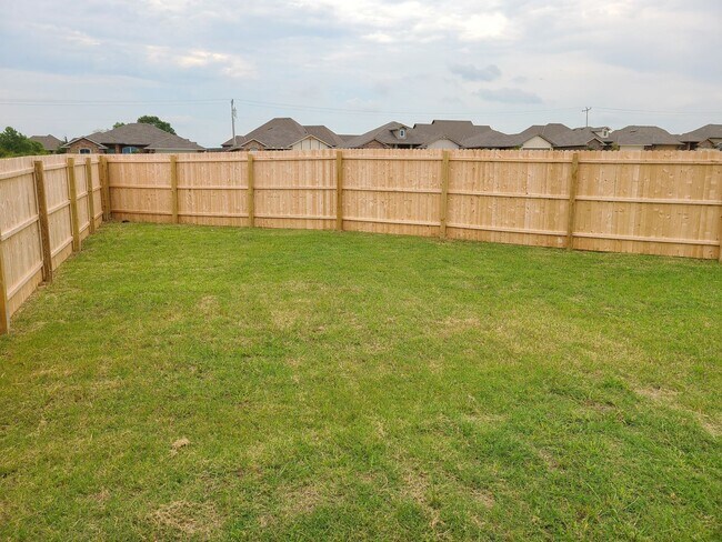 Building Photo - Open floor plan, Fridge included, fully fenced yard, neighborhood playground.