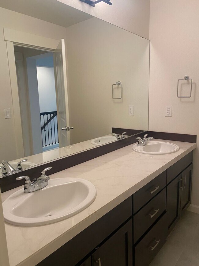 Building Photo - 4 Bedroom Home in the Heart of Sammamish! ...