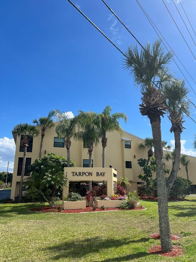 Building Photo - Located on the Myakka River in El Jo Bean  2nd floor