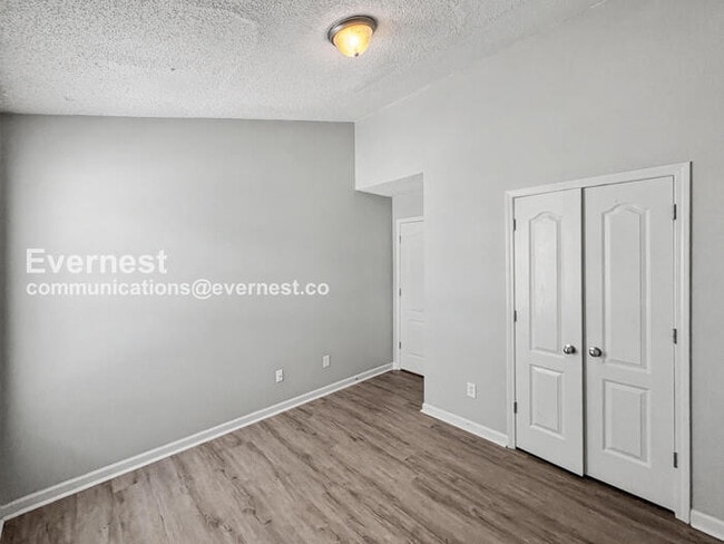 Building Photo - 3 Bed, 2 Bath Home with Off-Street Parking / Pet-Friendly / Available Now!