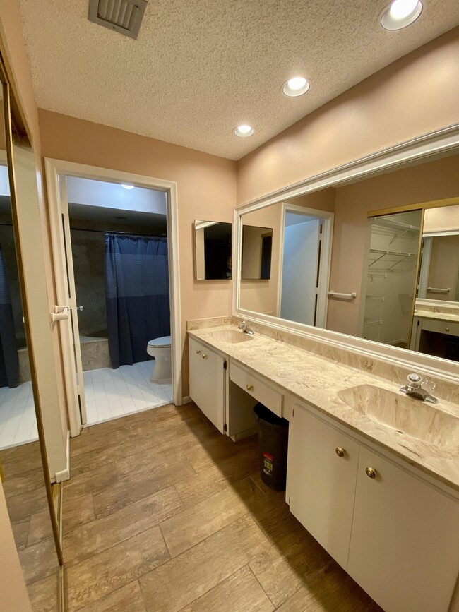 Building Photo - 5859 Fox Hollow Dr
