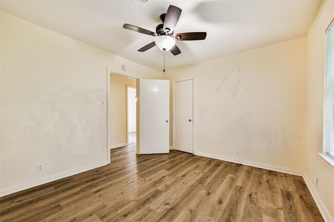 Building Photo - 3022 Broadmead Dr
