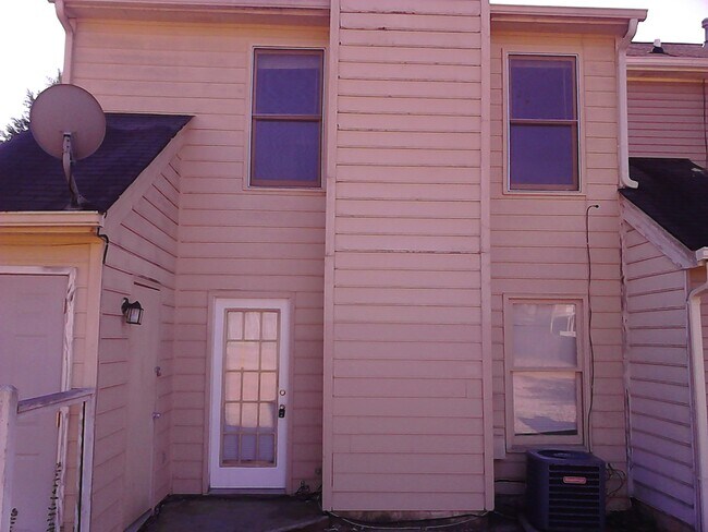 Building Photo - 8000 Woodlake Dr