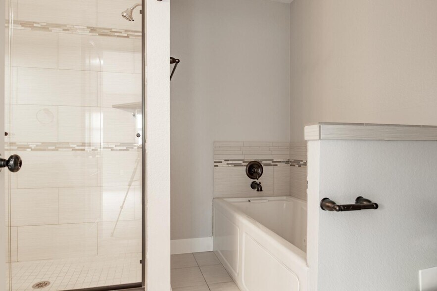 Building Photo - Polished Jefferson Park home with big front & backyards