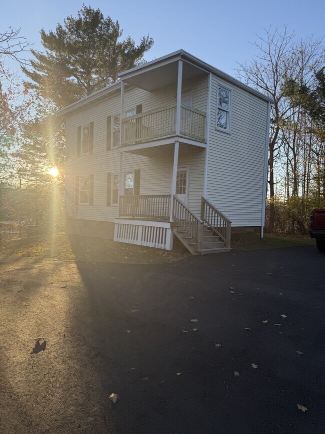 Building Photo - 584 Pleasant St