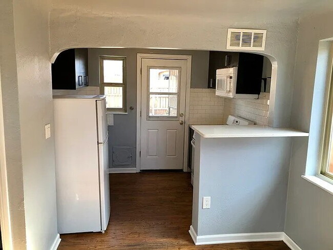 Building Photo - City Park Gem! Pet Friendly 2-bed 1-bath duplex with parking included!