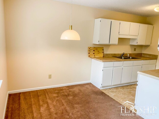 Building Photo - One Bedroom Cadwell Ct Unit