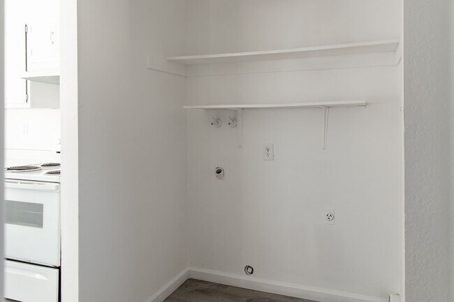 Building Photo - 3 bedroom, 1.5 bathroom townhome