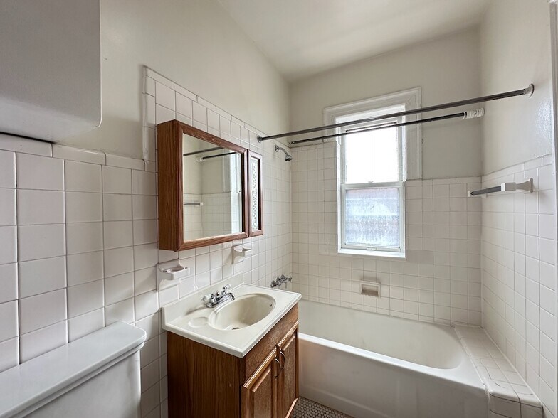 Building Photo - 943 Judson Ave