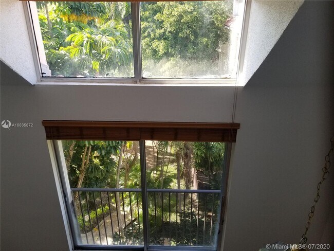 Building Photo - 6886 N Kendall Dr