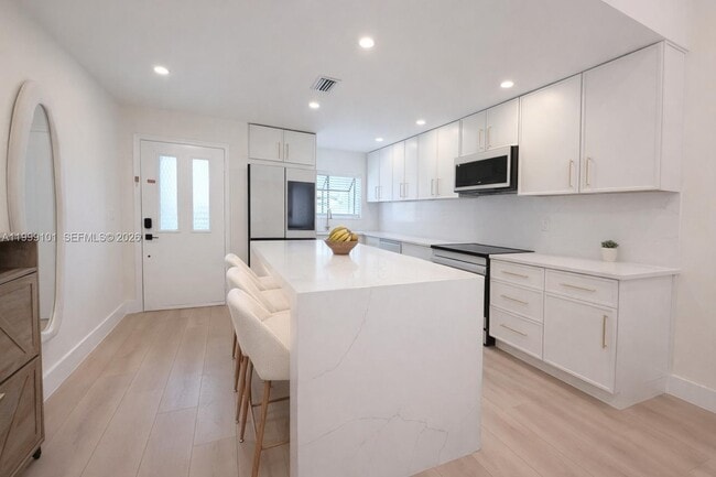 Building Photo - 769 Banks Rd