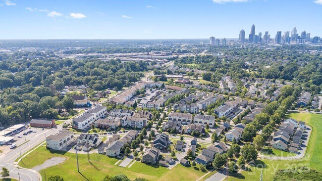 Building Photo - 2613 Statesville Ave