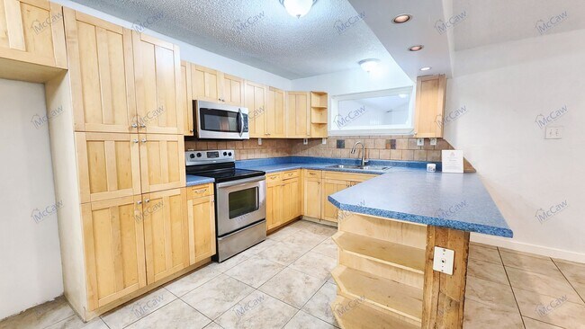 Building Photo - Incredible 3/2 in Irving!