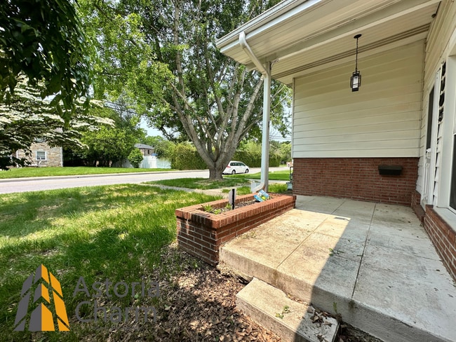 Building Photo - Spacious 4 Bedroom + Den Home with Private...