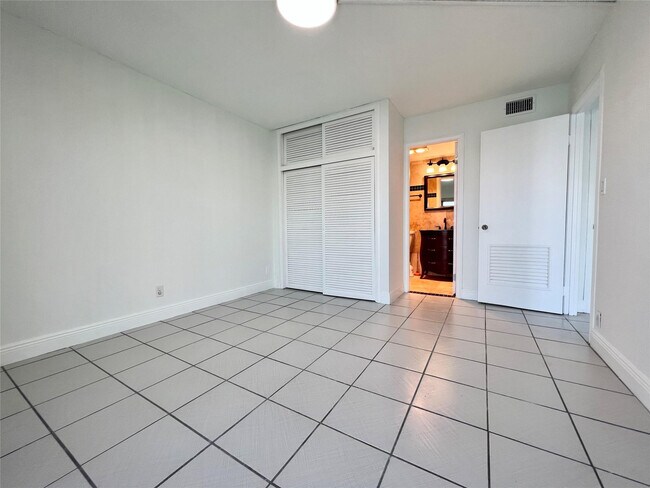 Building Photo - 400 Golden Isles Dr