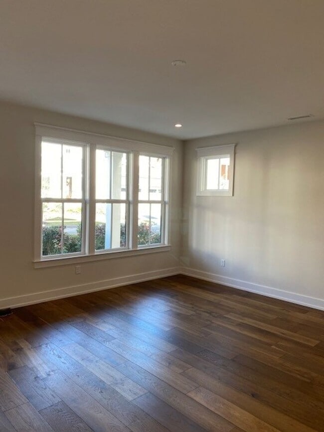 Building Photo - Welcome to our luxurious townhouse in the ...