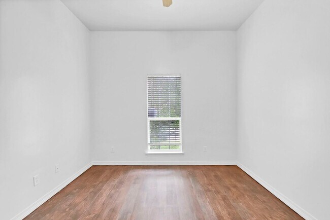 Building Photo - 4/2 in Stratford Glen Subdivision