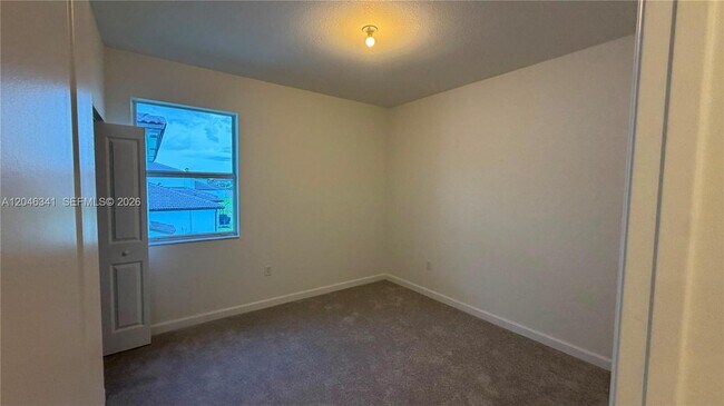 Building Photo - 2475 SE 29th Dr