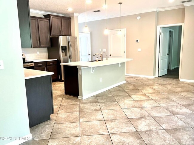 Building Photo - Large 4 bedroom home
