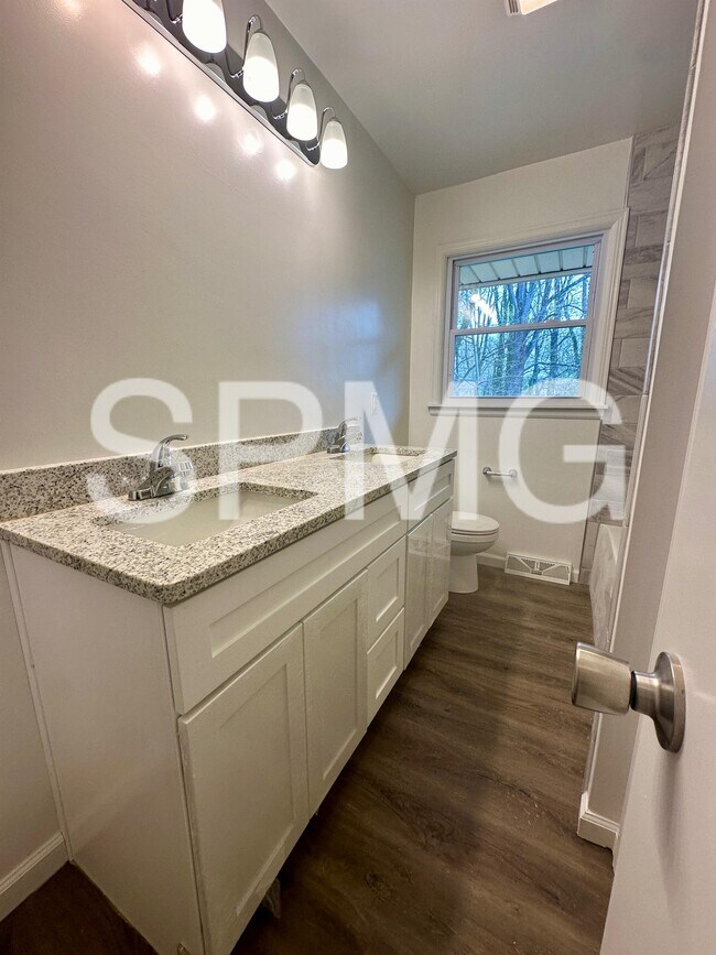 Building Photo - 612 Landfair Dr