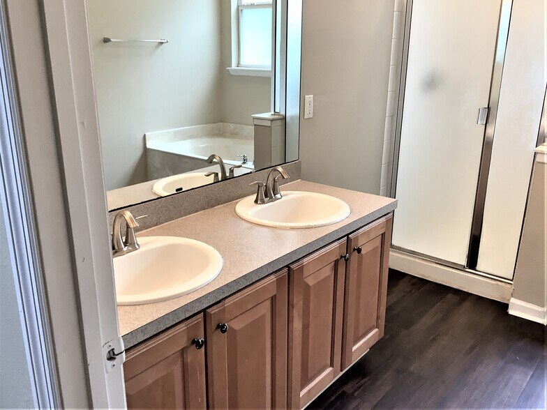 Building Photo - 11293 Justin Oaks Dr N