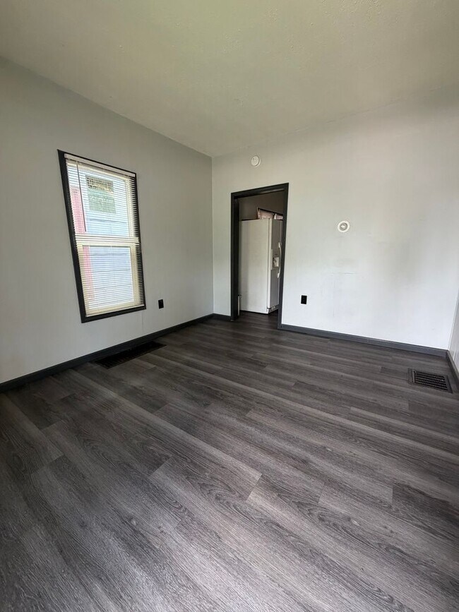 Building Photo - 3 Bed | 1 Bath Home for Rent in Alton – $1,300/Month