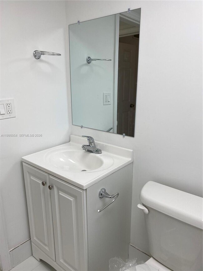 Building Photo - 2833 SW 38th Ave