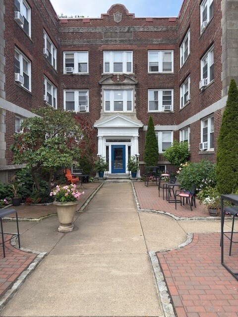 Primary Photo - 15 Ives St