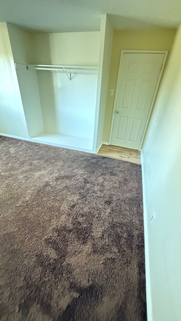 Building Photo - 2 bedroom 1 bath available near UC Riverside